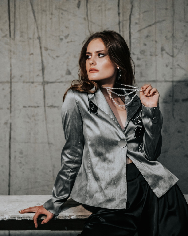 Gray-silver jacket in shantung 