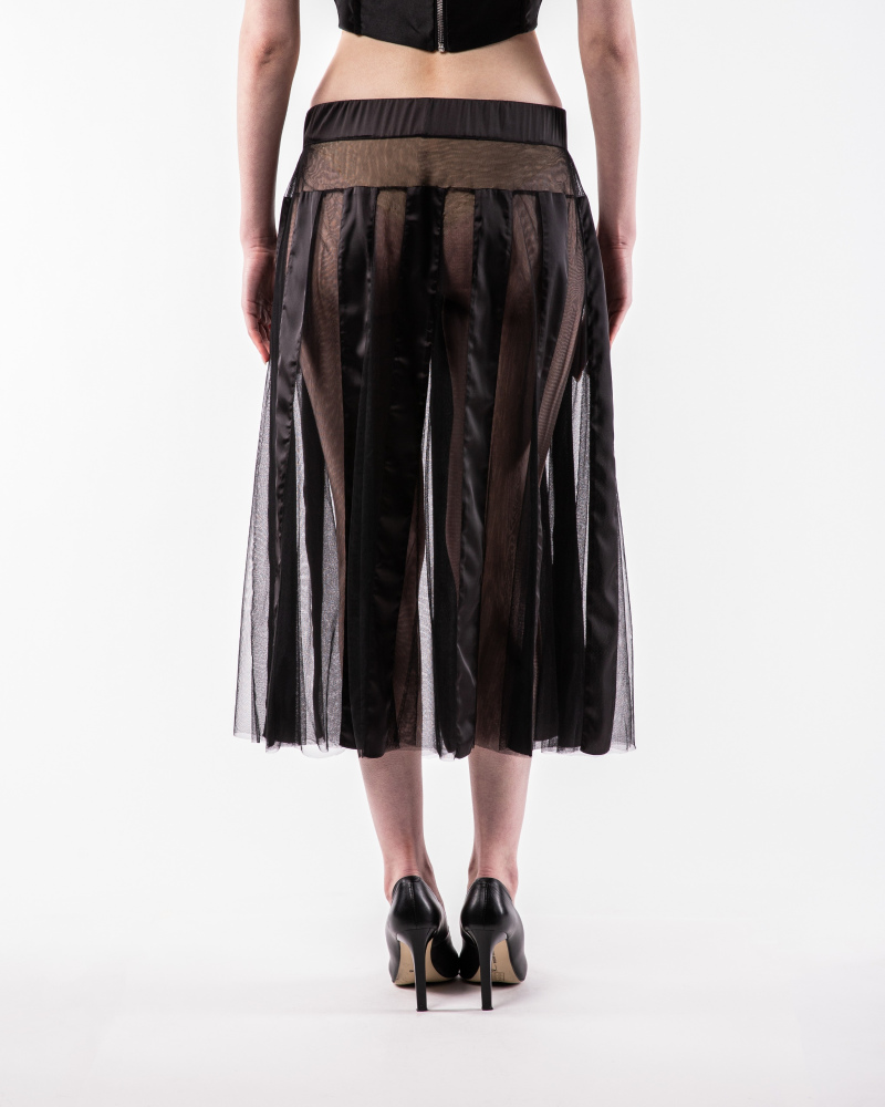 Skirt in tulle with a silk satin stripes.