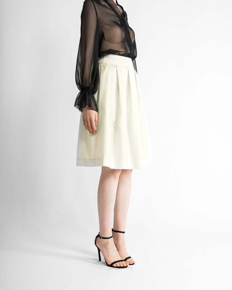 Ivory skirt in shantung with pleats. 