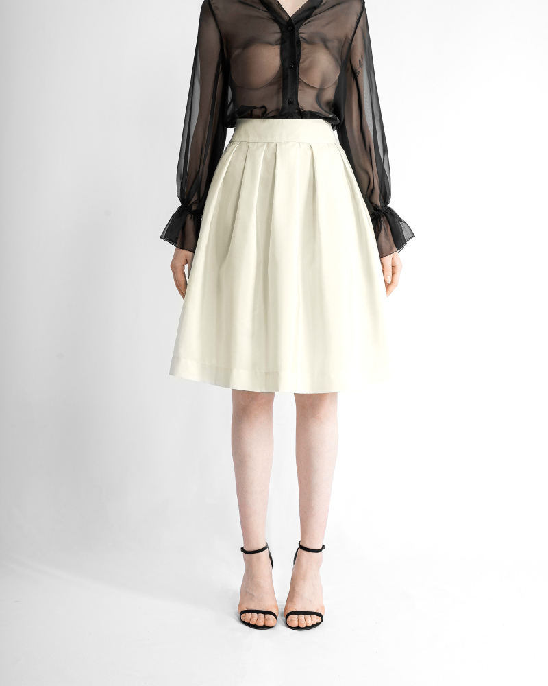 Ivory skirt in shantung with pleats. 