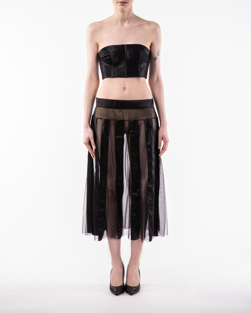 Skirt in tulle with a silk satin stripes.