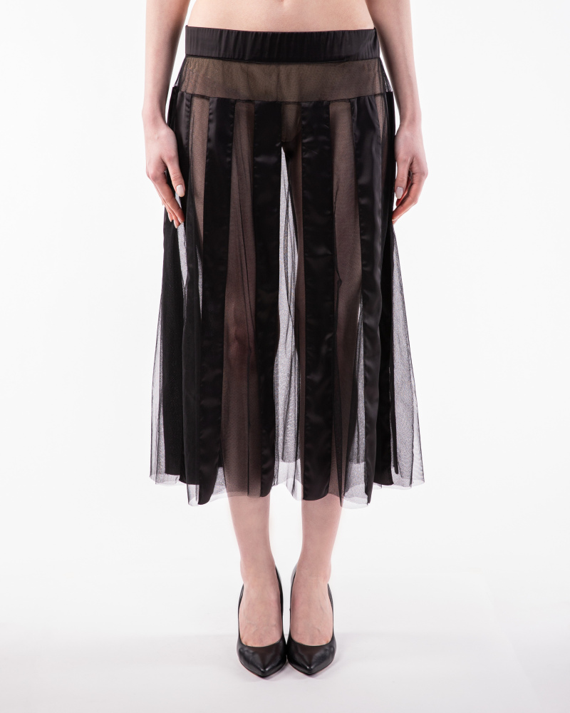 Skirt in tulle with a silk satin stripes.
