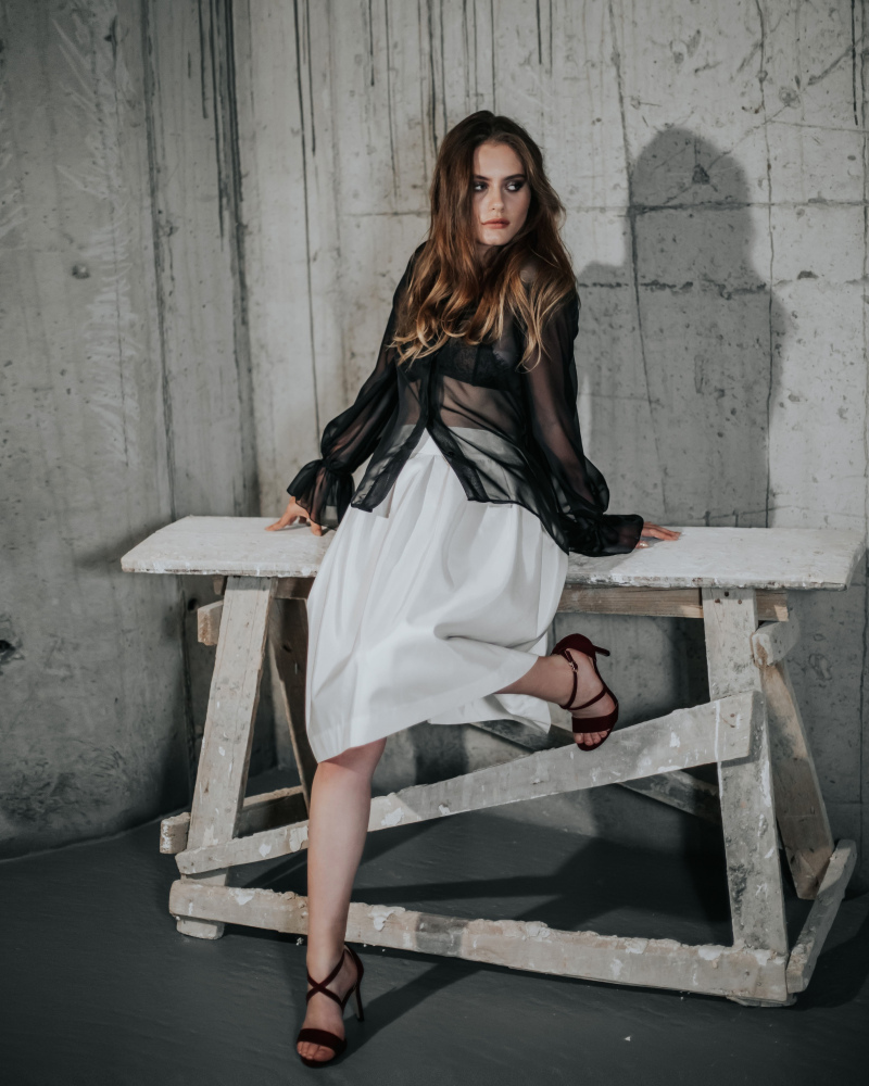 Ivory skirt in shantung with pleats. 