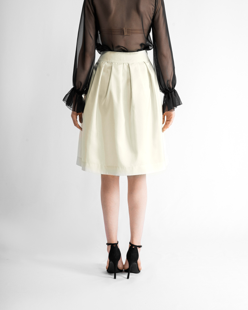 Ivory skirt in shantung with pleats. 