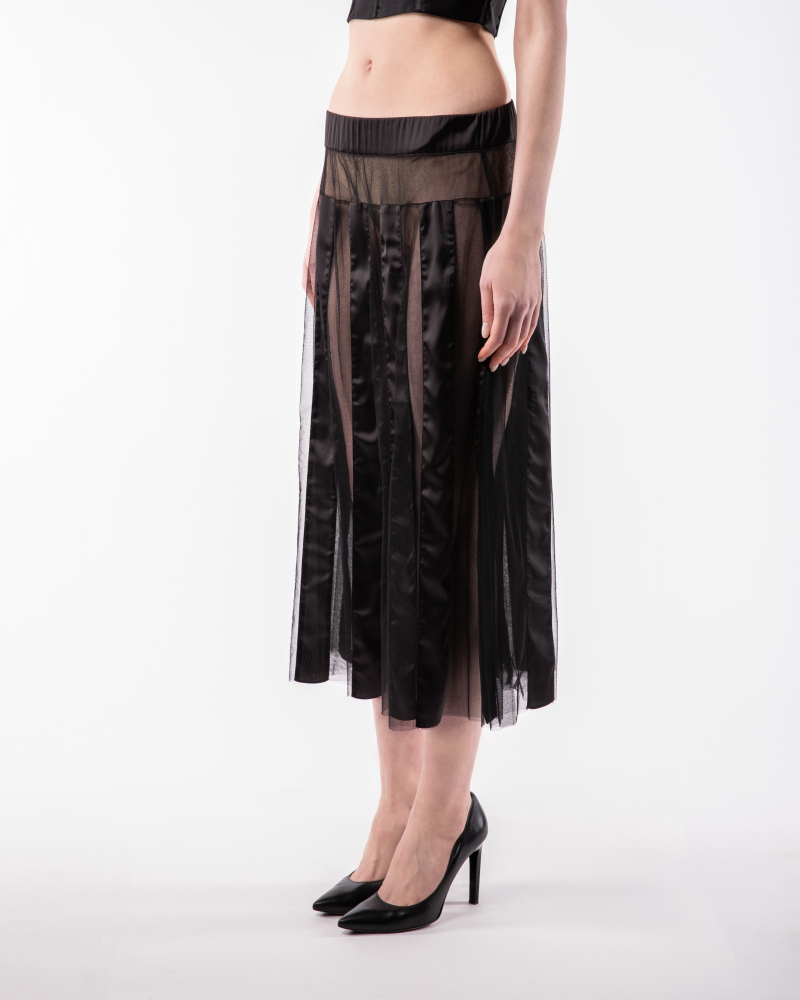 Skirt in tulle with a silk satin stripes.